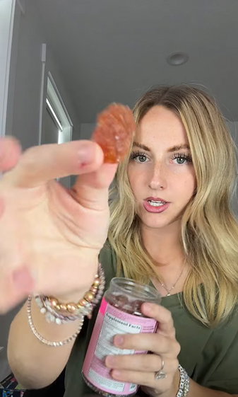 Influencer smiling with a BelliWelli fiber gummy