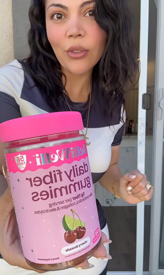 Influencer biting a BelliWelli fiber gummy
