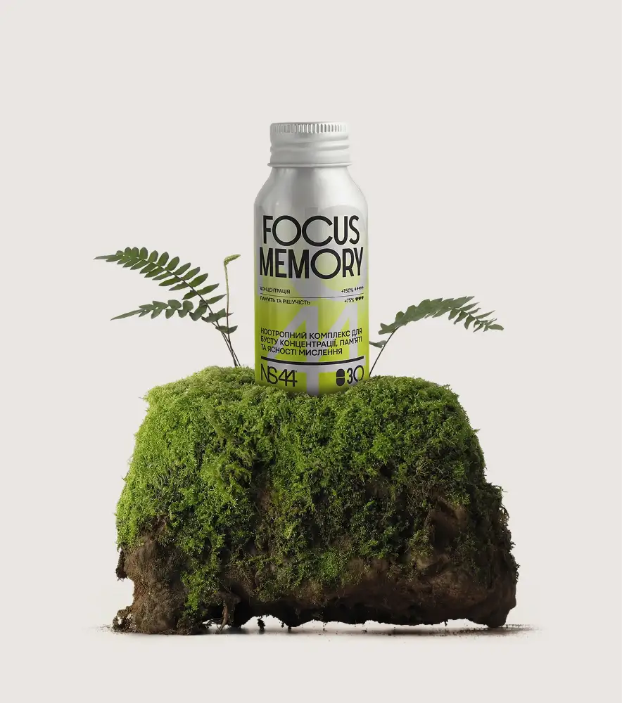 Флакон NS44 Focus Memory (Nooside44), 30 капсул, стоїть на моховому камені з зеленими гілками на світлому фоні