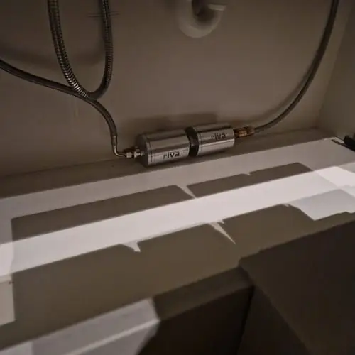 Riva Untertischfilter unter einem Waschbecken.