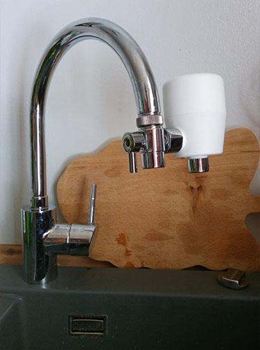 rivaALVA-S Jova EM am Wasserhahn in der Küche