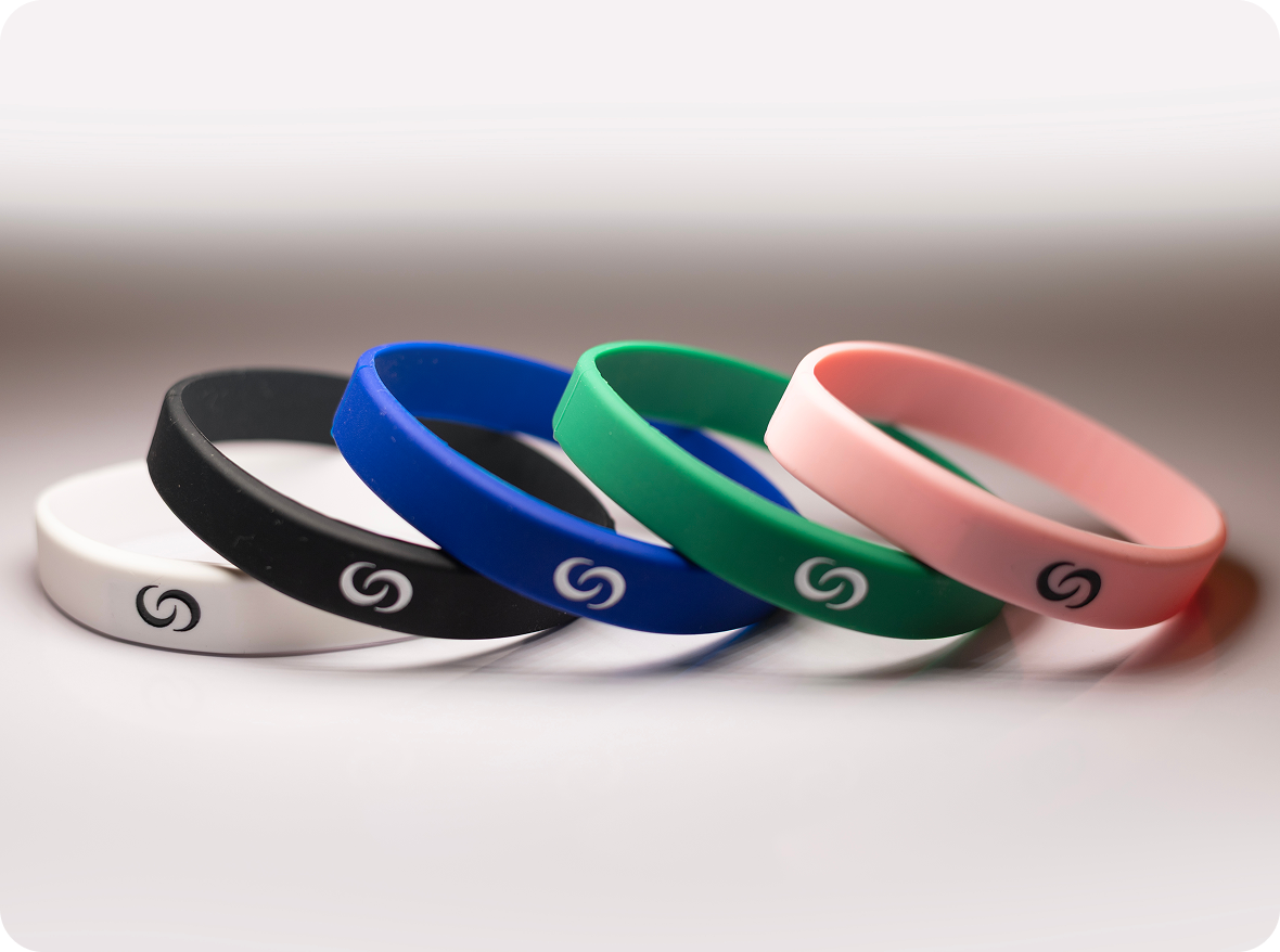Smart Silicone Bands in white, black, blue, green and pink