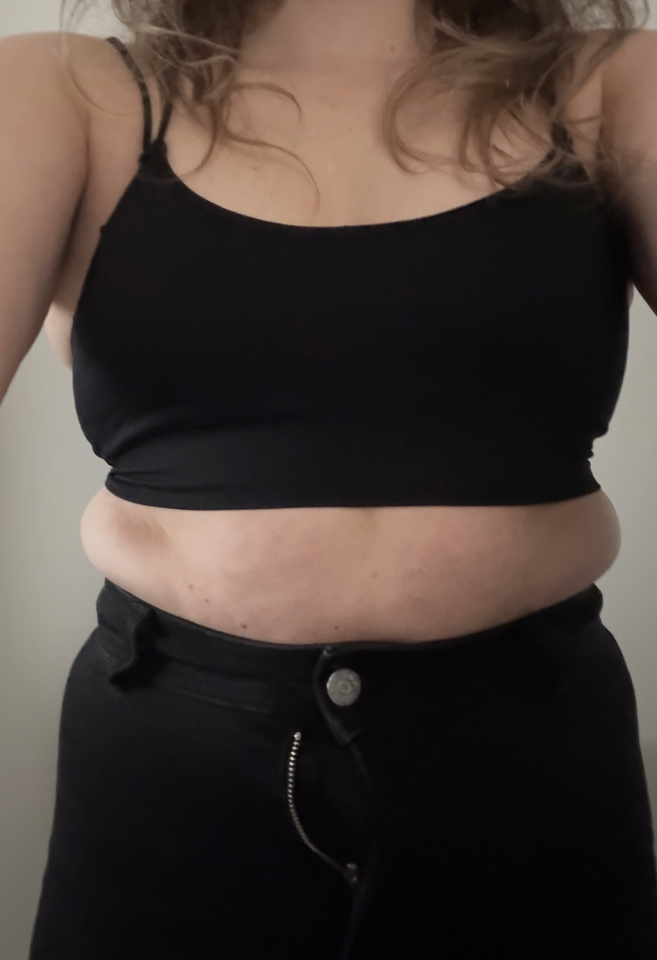 Avant : silhouette de face de la même cliente, même tenue