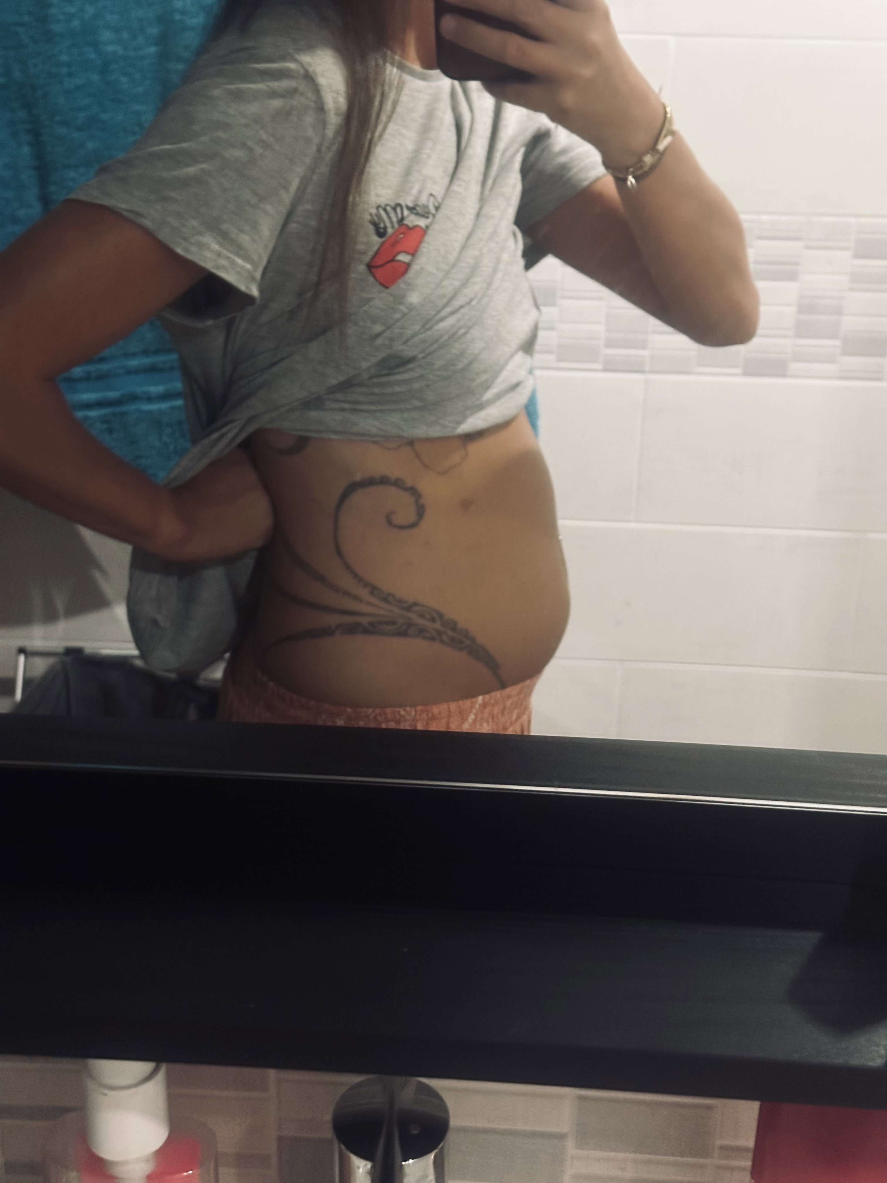 Avant : ventre de profil, ballonné, photo prise dans le miroir
