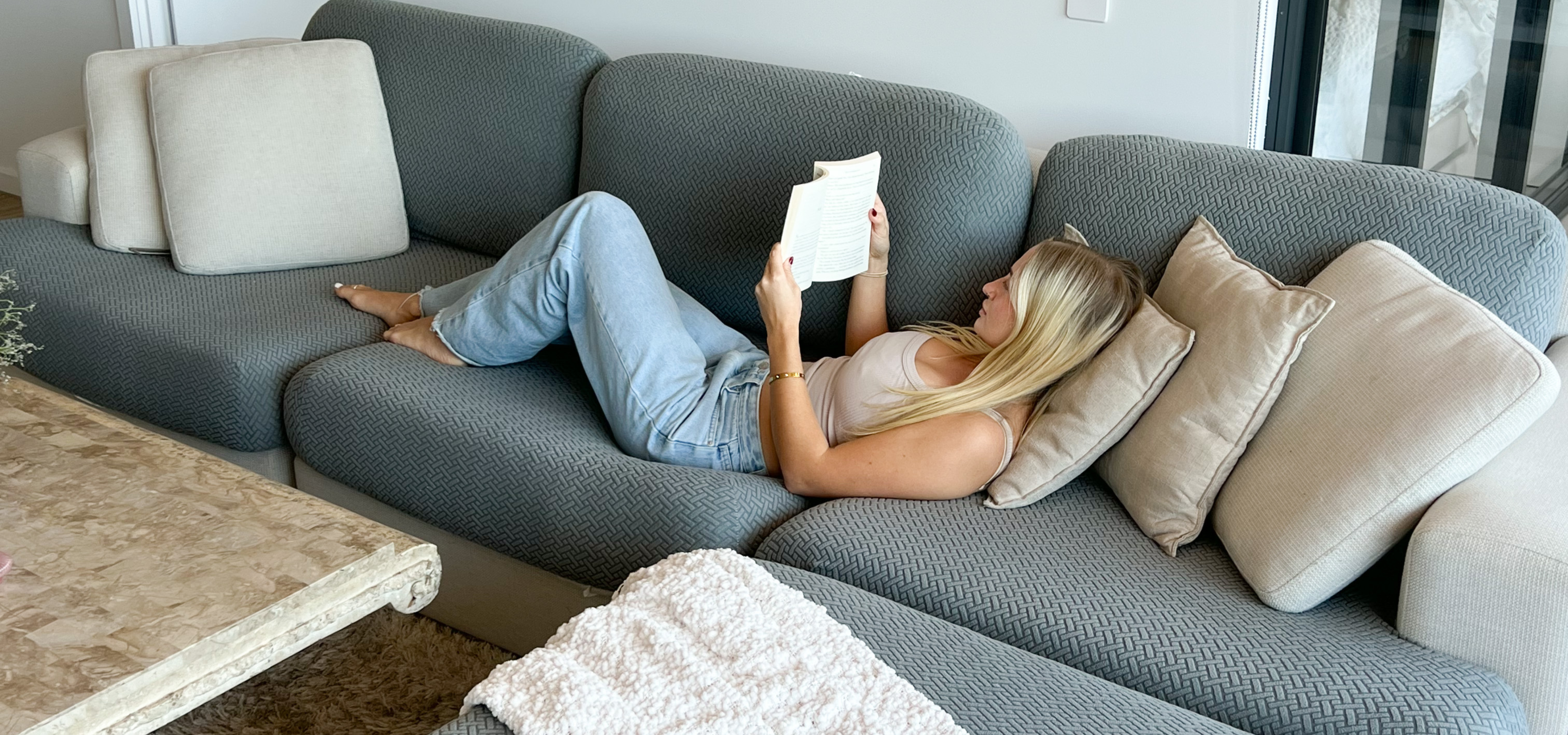 A customer’s couch with a CouchCoats cover, shared by @harperr_maee