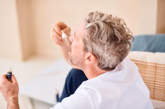 Man met de slaapolie van Oana Green - Beter slapen - slaapsupplementen - goede nachtrust