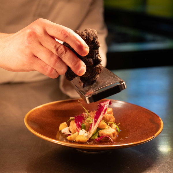 Chef die een verfijnd gerecht afwerkt met TOPIKÁ olijfolie