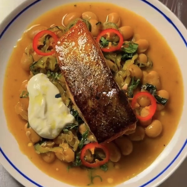 Gerecht met vis en bonen in een rijke saus
