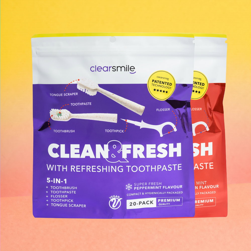 Handtas op een caféterras met de Clearsmile 5 in 1 zak en losse verpakte tandenborstels