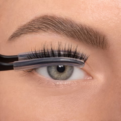 Wimpernsegment wird mit dem Applicator am Wimpernansatz angedrückt und fixiert