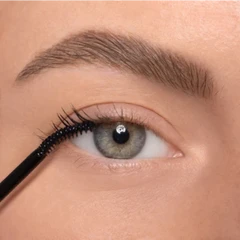 Bond wird mit dem Pinsel am Wimpernansatz aufgetragen
