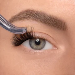 Wimpernsegment wird mit dem Applicator unter die Naturwimpern gesetzt