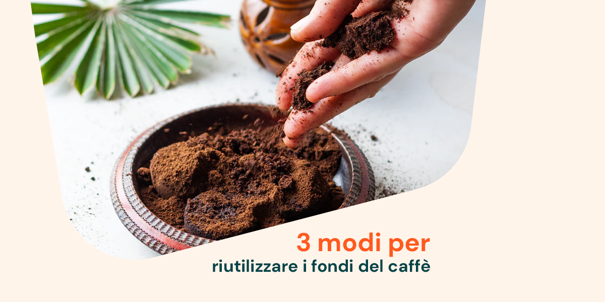 Fondi di caffè raccolti a mano pronti per essere riutilizzati con il metodo furbo di Mamma Avilia.