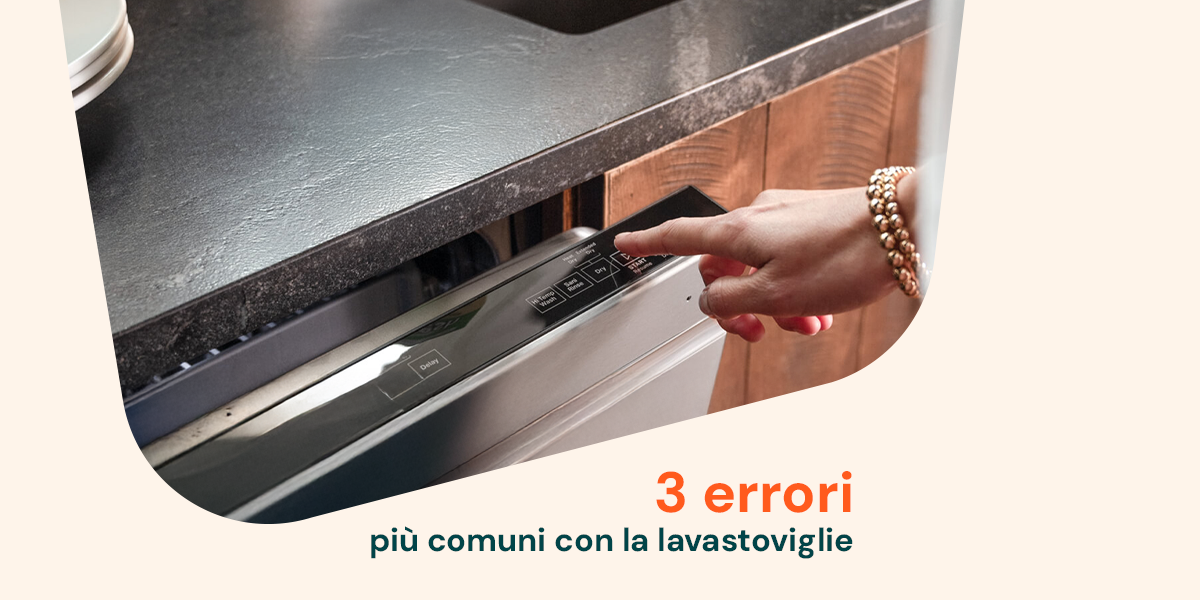 Mano che imposta il programma di una lavastoviglie integrata: i 3 errori più comuni da evitare secondo i consigli pratici di Mamma Avilia per un lavaggio efficace.