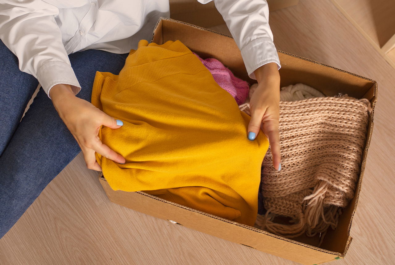Angolo accogliente della casa con cuscini e tende leggere: come preparare gli ambienti al cambio di stagione secondo i consigli pratici di Mamma Avilia.