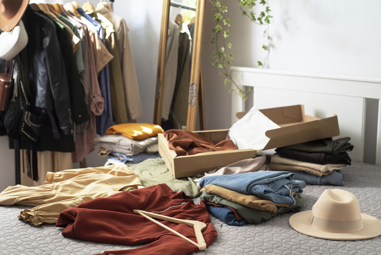 Ripiani ben organizzati con asciugamani e coperte piegate: idee semplici per riordinare la biancheria durante il cambio di stagione con Mamma Avilia.