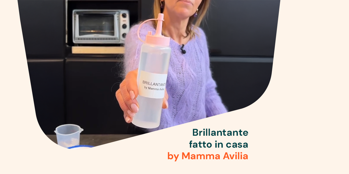 Flacone di brillantante naturale fai da te preparato in casa da Mamma Avilia, soluzione ecologica per la lavastoviglie.
