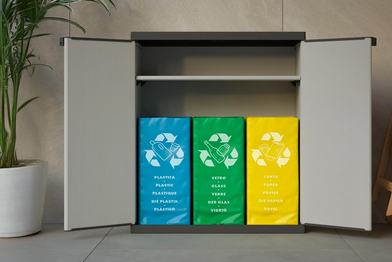 Contenitori colorati per la raccolta differenziata ordinati in un mobile: l’idea pratica di Mamma Avilia per semplificare il riciclo e rispettare l’ambiente ogni giorno.