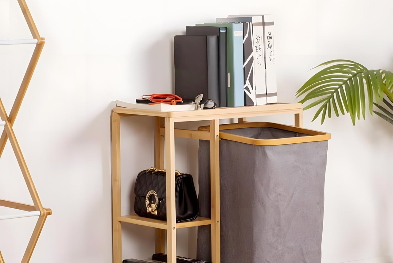 Mobile in legno con cesto per la biancheria e ripiano per oggetti: un angolo funzionale e ben organizzato per gestire casa in modo pratico e sostenibile con Mamma Avilia.