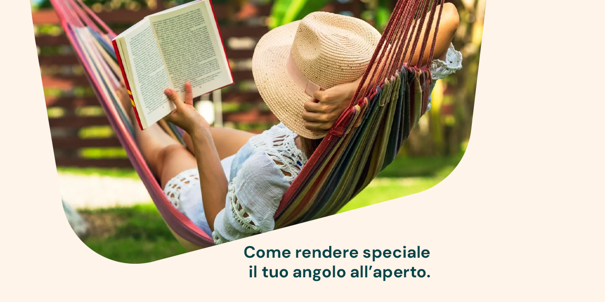 Donna rilassata in amaca con cappello e libro, immersa nel verde: le idee di Mamma Avilia per creare un angolo di pace nel giardino durante le giornate luminose.