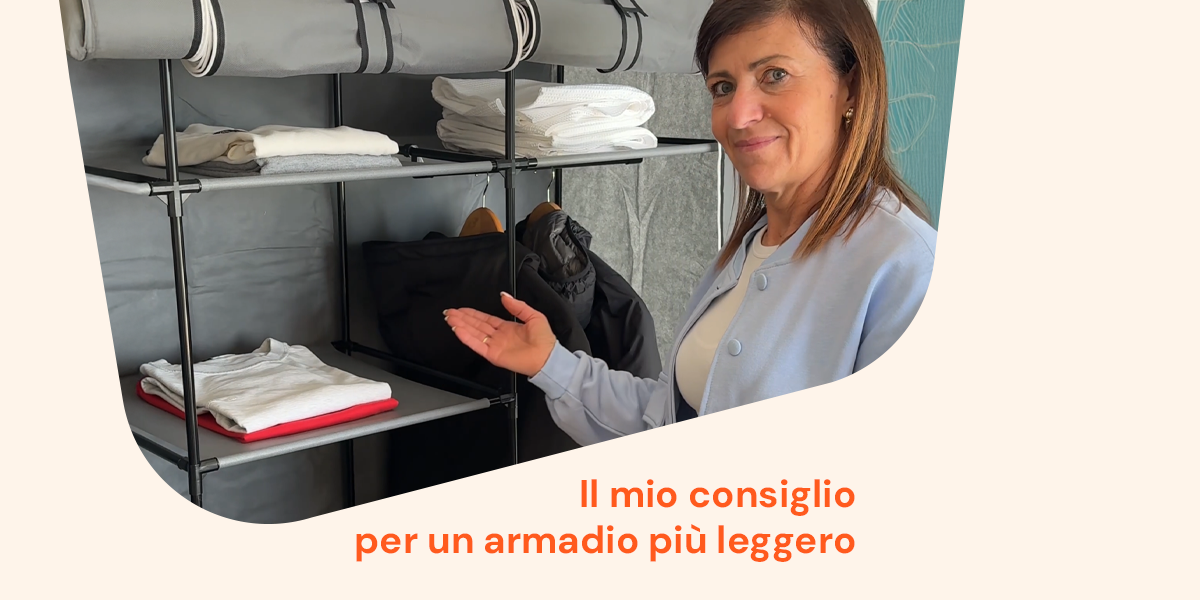 Armadio ordinato con vestiti piegati e scatole: come organizzare l’armadio durante il cambio di stagione seguendo i trucchi di Mamma Avilia.