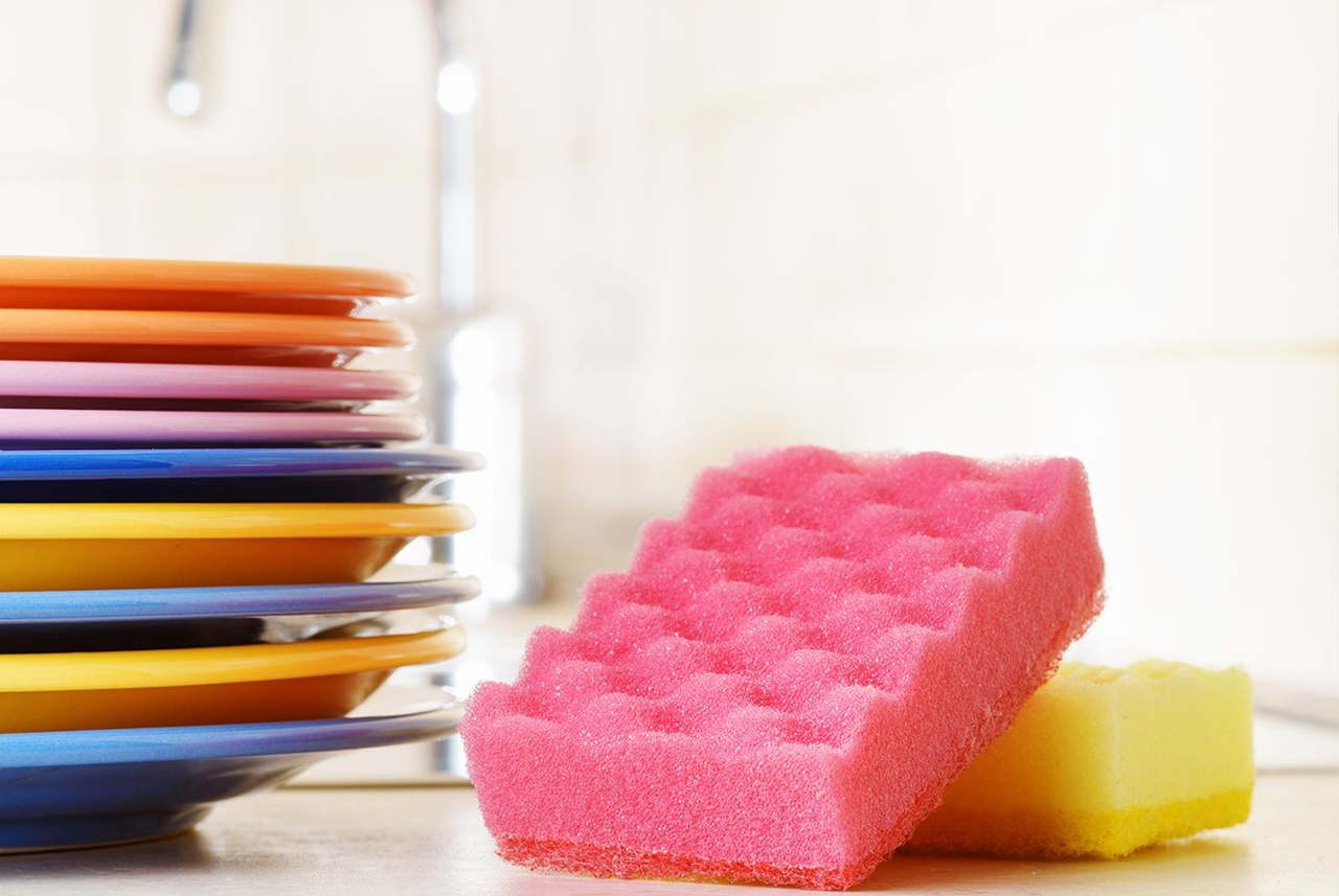 Spugne rosa e gialle da cucina perfettamente pulite: il risultato del metodo casalingo di Mamma Avilia per igienizzare spugne in modo semplice e naturale.