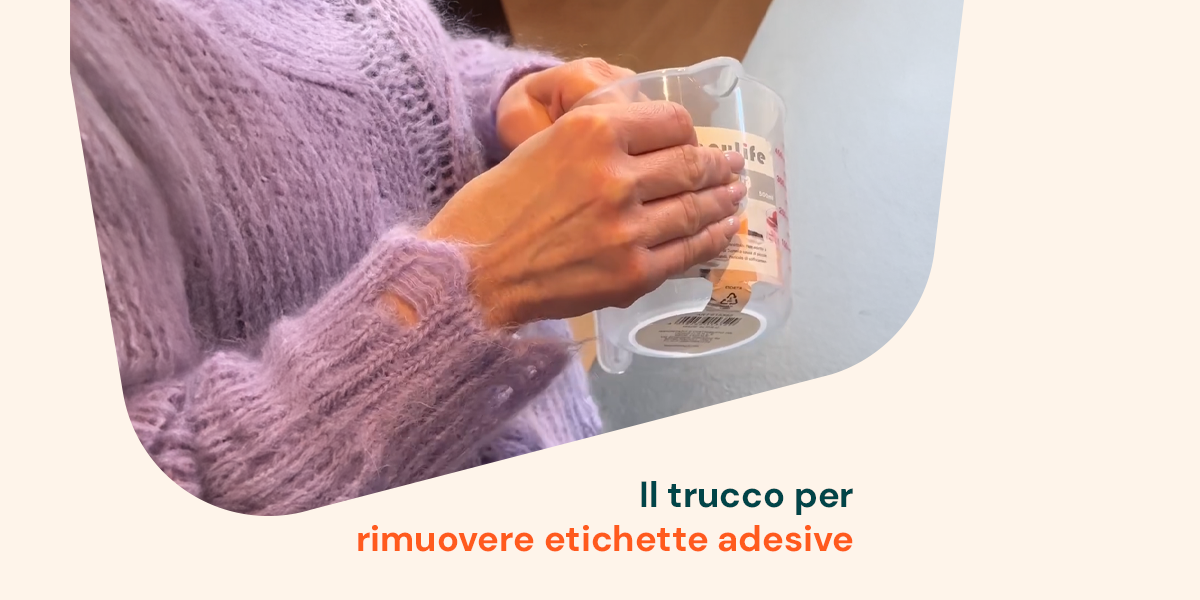 Mani che rimuovono un’etichetta adesiva da un contenitore in plastica con il metodo naturale di Mamma Avilia.