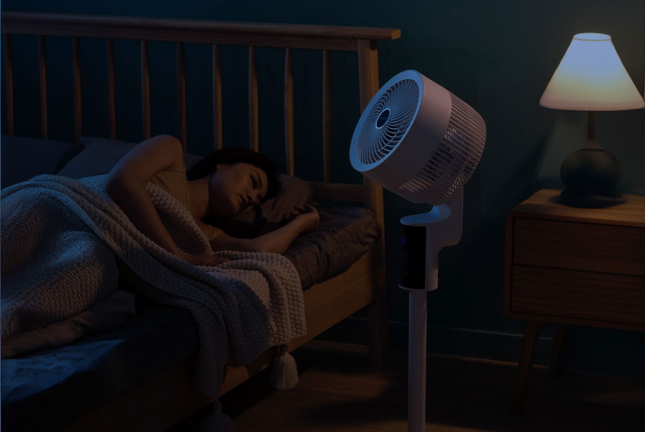 Donna che dorme serenamente con ventilatore acceso in camera da letto: il suggerimento di Mamma Avilia per affrontare le notti estive senza aria condizionata.