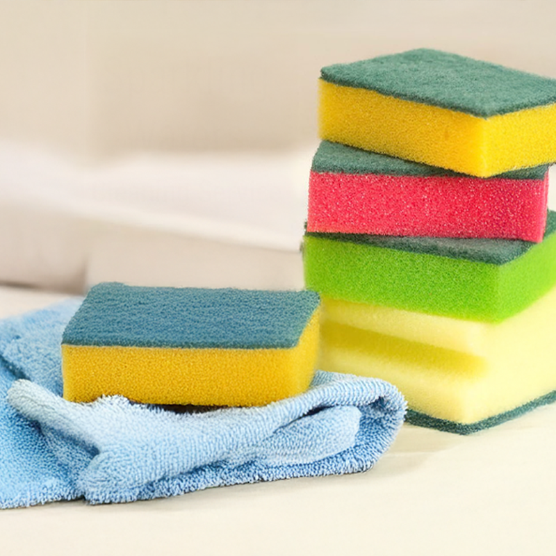Spugne colorate e panni in microfibra pronti per la pulizia: il metodo semplice e naturale di Mamma Avilia per igienizzare spugne e stracci senza stress. Foto principale Blog