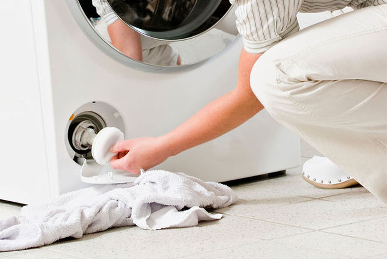 Pulizia del filtro della lavatrice: un gesto semplice ma fondamentale per far durare l’elettrodomestico e risparmiare energia, secondo i consigli di Mamma Avilia.