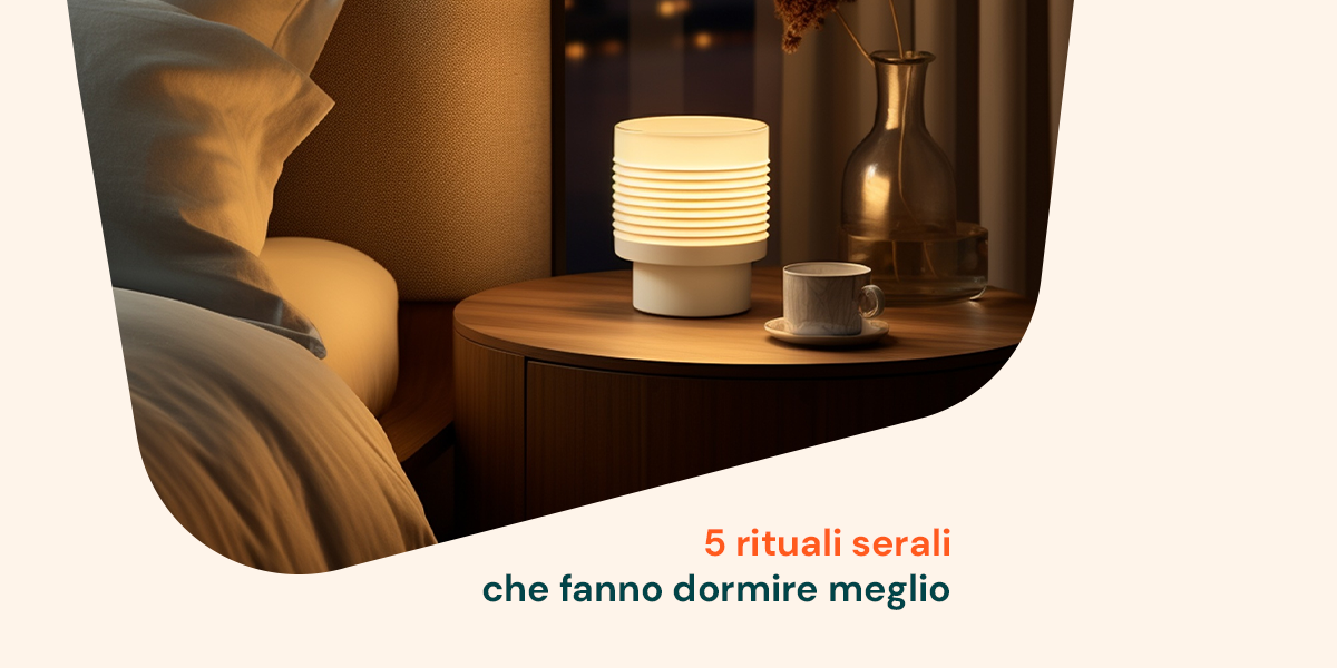 Comodino con luce soffusa e tisana serale, perfetta per creare un’atmosfera rilassante prima di dormire.