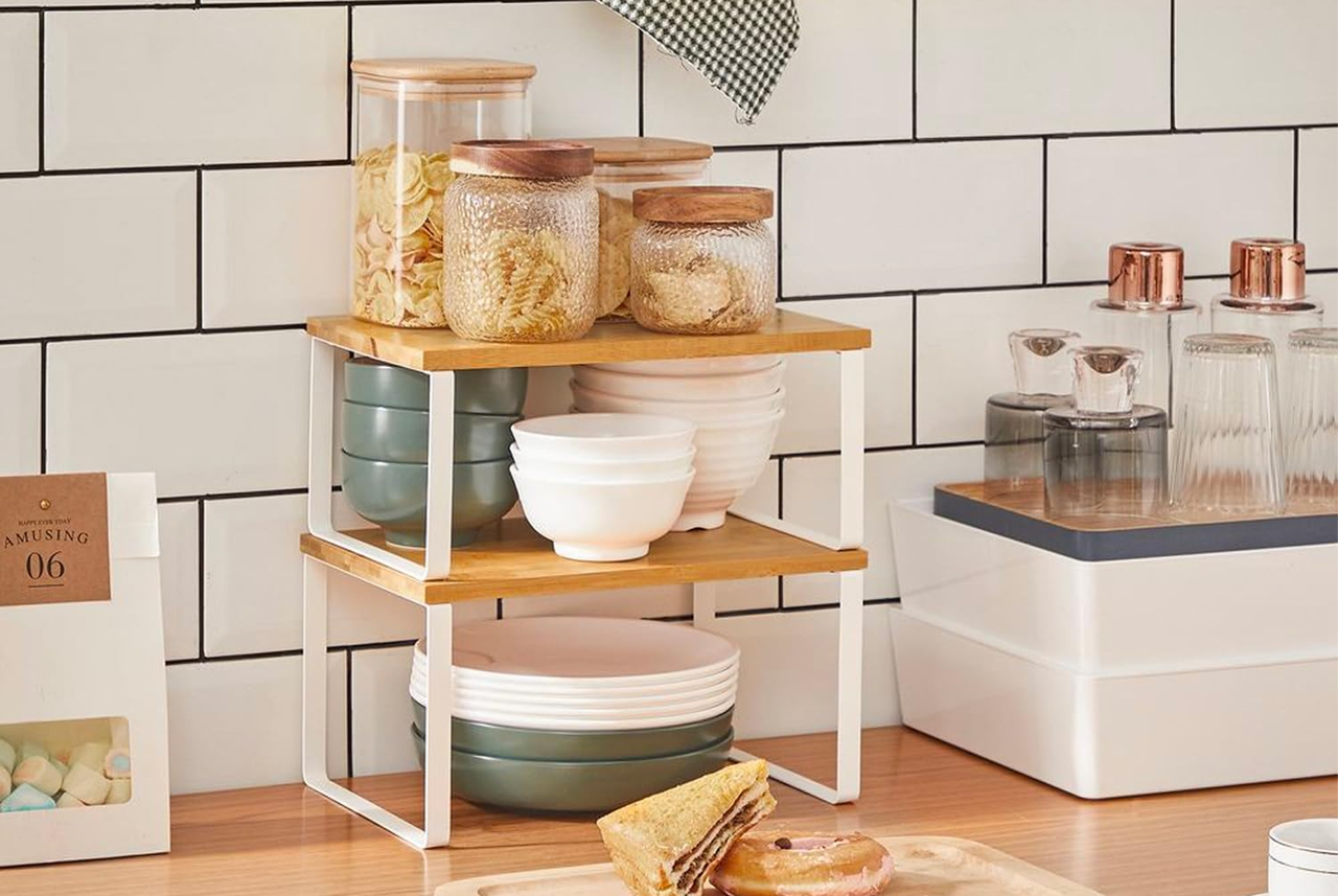 Barattoli in vetro e ciotole impilate su ripiano da cucina: l’organizzazione sostenibile della dispensa secondo Mamma Avilia, tra ordine e rispetto per l’ambiente.