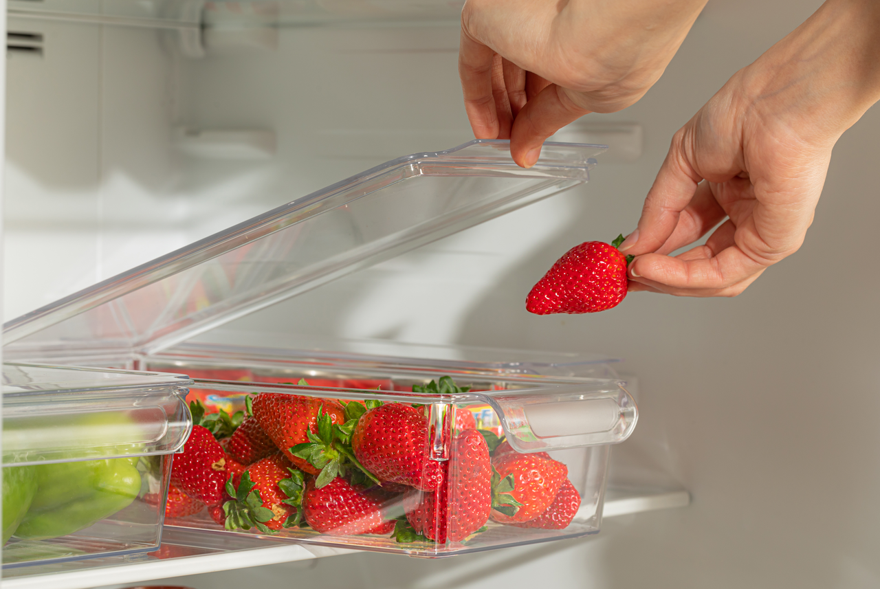 Fragole fresche sistemate in un cassetto trasparente: un gesto semplice che fa la differenza nella conservazione secondo Mamma Avilia.