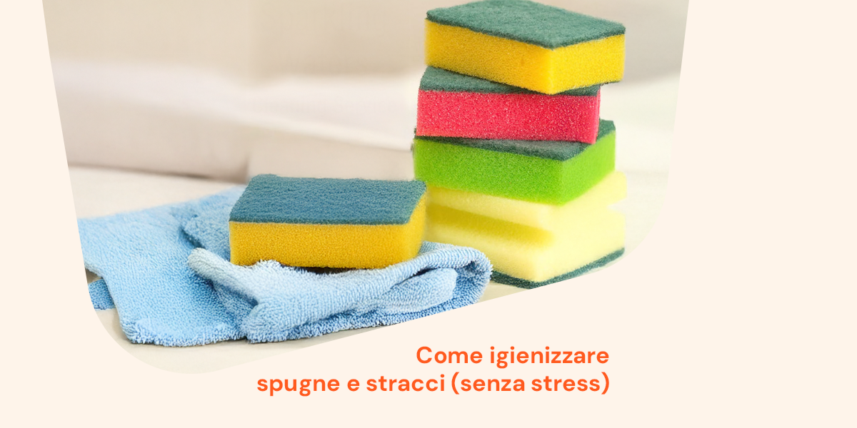 Spugne colorate e panni in microfibra pronti per la pulizia: il metodo semplice e naturale di Mamma Avilia per igienizzare spugne e stracci senza stress.