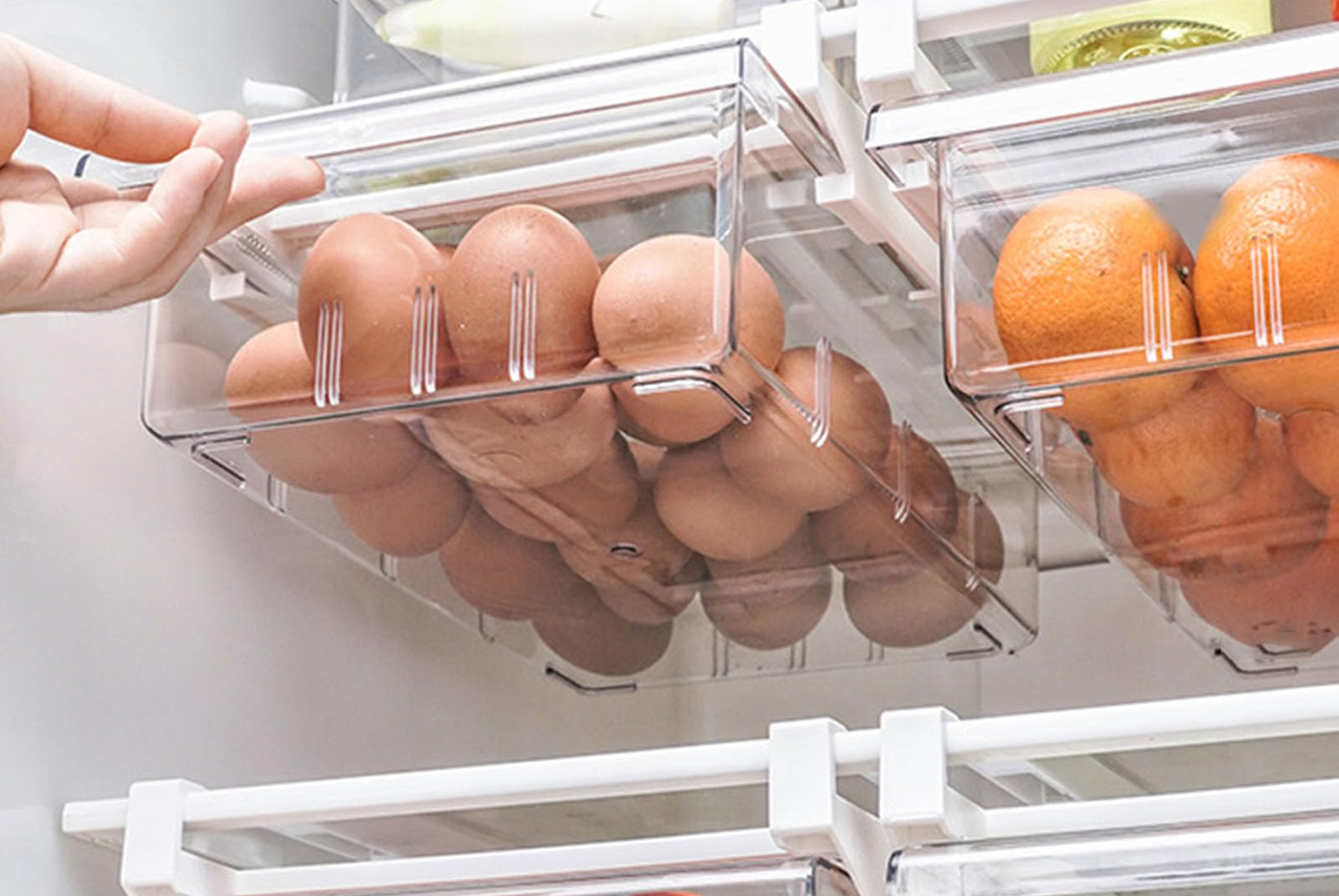 Uova riposte in contenitori trasparenti nel frigorifero: uno dei trucchi di Mamma Avilia per conservare gli alimenti nel modo giusto e ottimizzare gli spazi.