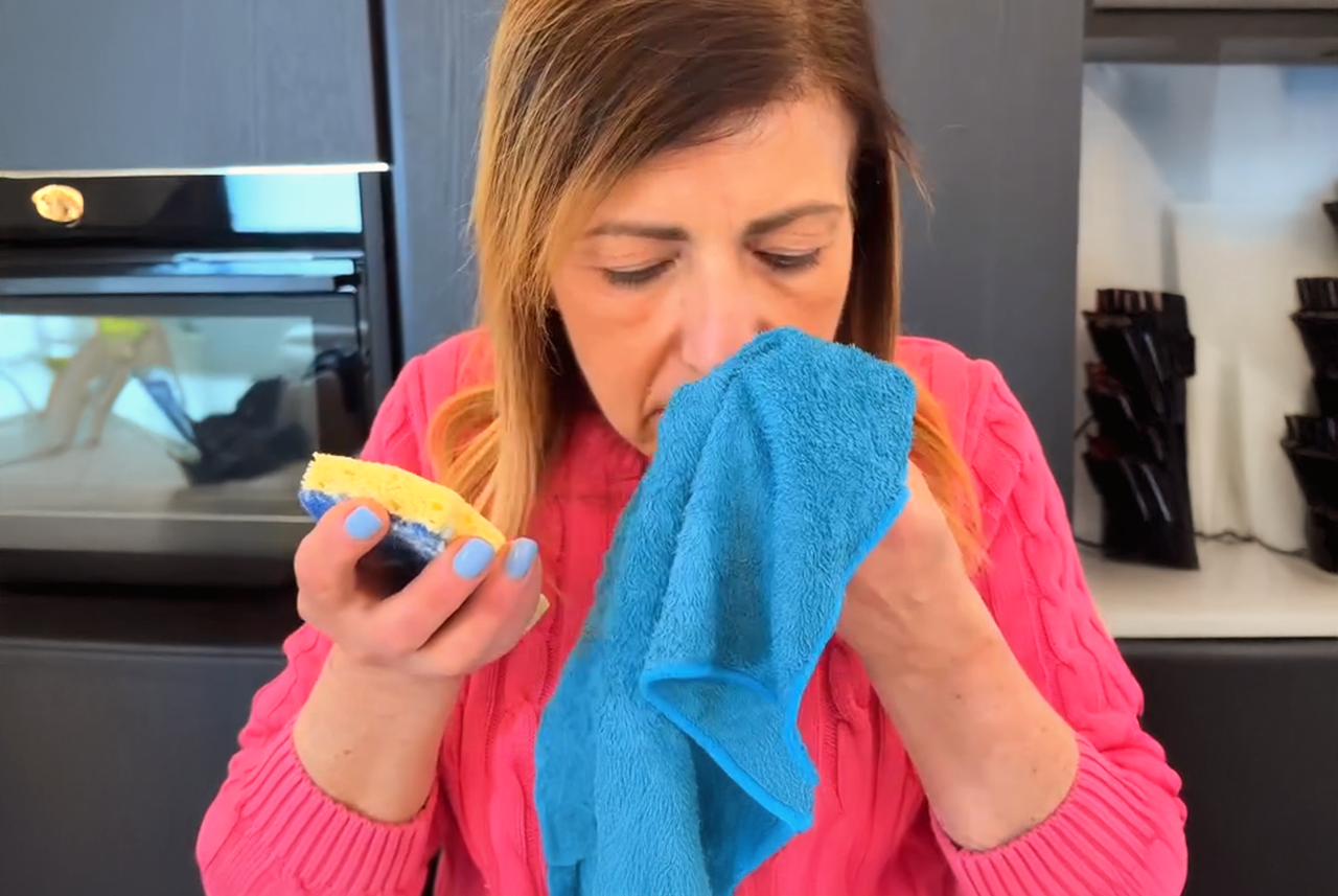 Mamma Avilia controlla la freschezza di un panno appena igienizzato: il gesto finale che conferma l’efficacia del suo metodo semplice e naturale per pulire spugne e stracci.