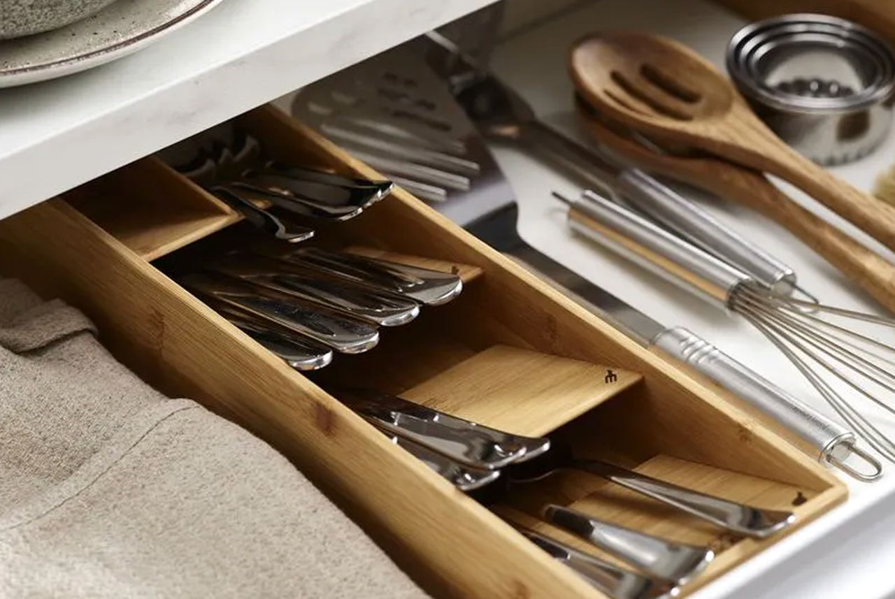 Cassetto ordinato con posate in acciaio e utensili in legno: organizzazione e materiali sostenibili in cucina secondo i consigli di Mamma Avilia.