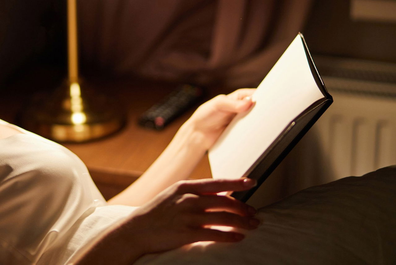 Lettura serale in camera da letto per rilassare mente e corpo prima di dormire, uno dei rituali consigliati da Mamma Avilia.