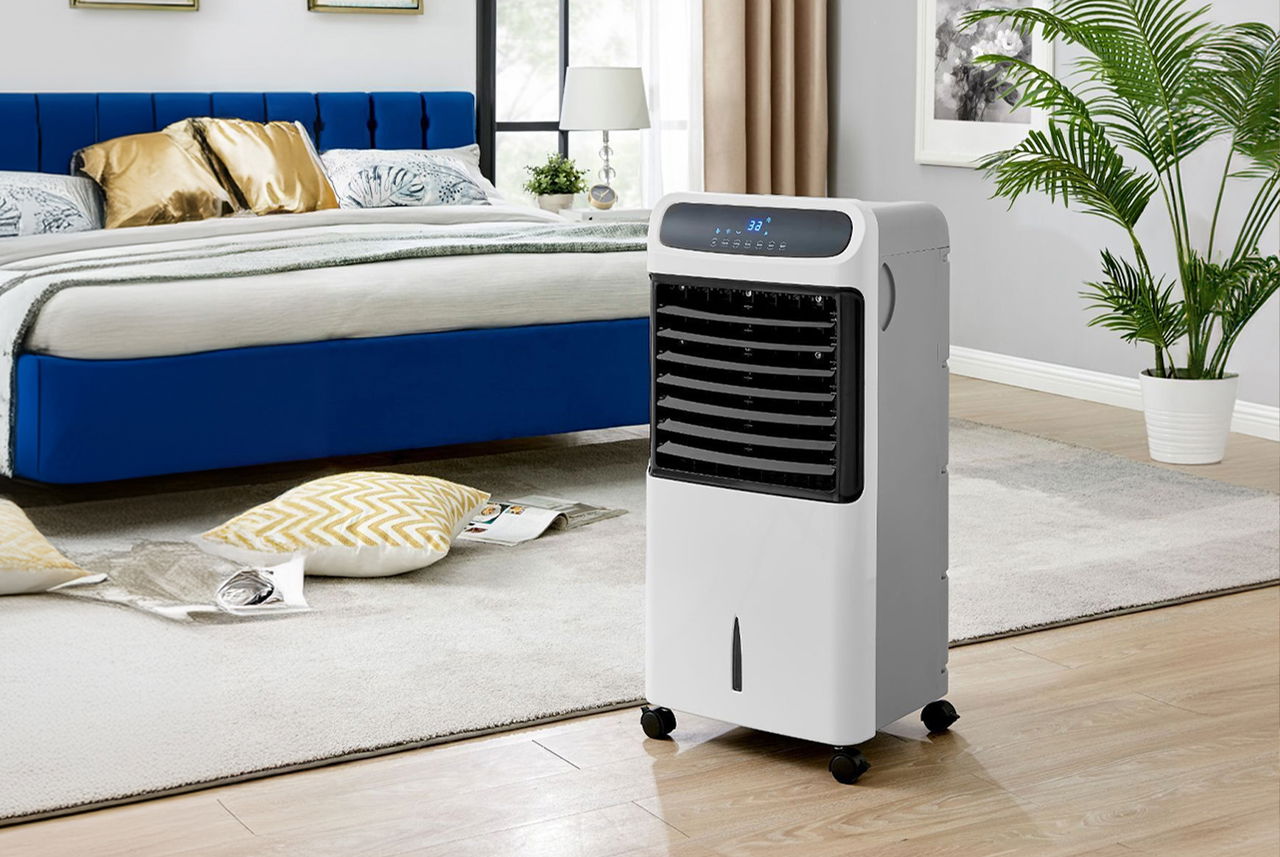 Raffrescatore portatile in camera da letto luminosa: una soluzione pratica proposta da Mamma Avilia per rinfrescare casa nei periodi di grande caldo.