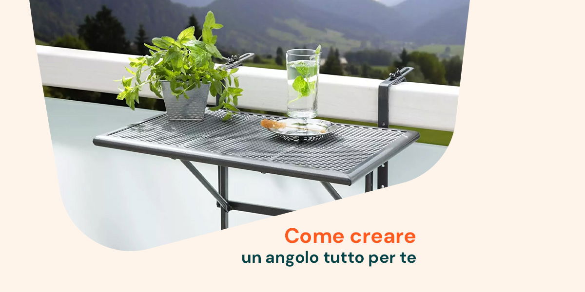 Tavolino da balcone con bicchiere di acqua aromatizzata e pianta di menta per creare un angolo relax estivo firmato Mamma Avilia.