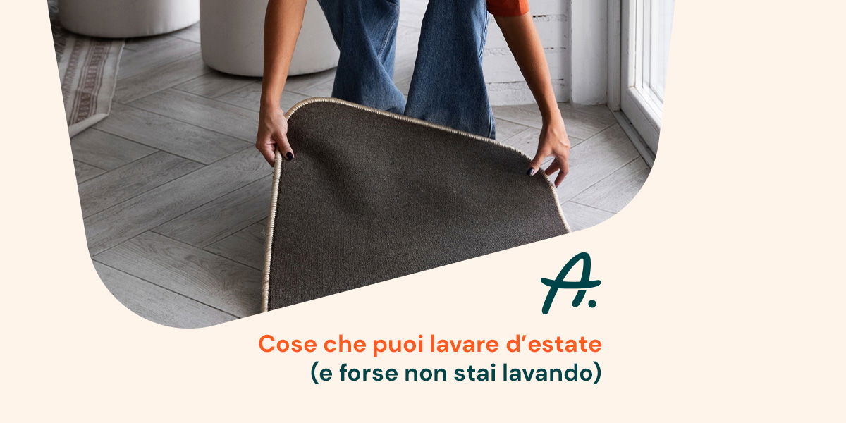 Mani che sollevano un tappeto da interni per mostrarne la facilità di lavaggio durante l’estate secondo i consigli di Mamma Avilia.