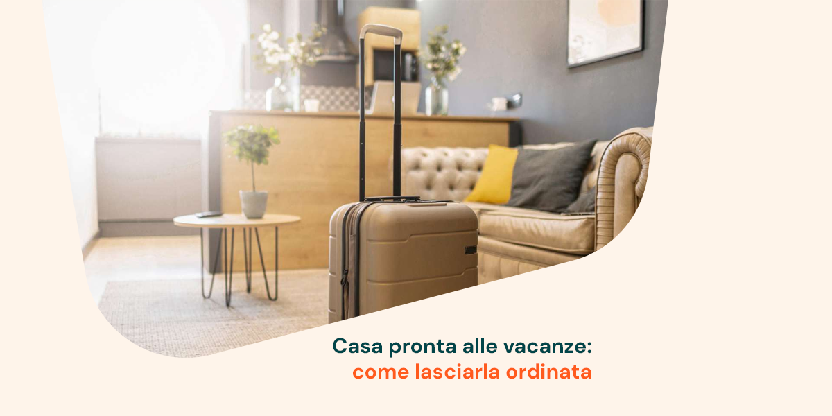 Valigia in primo piano in un salotto ordinato e luminoso prima di partire per le vacanze.