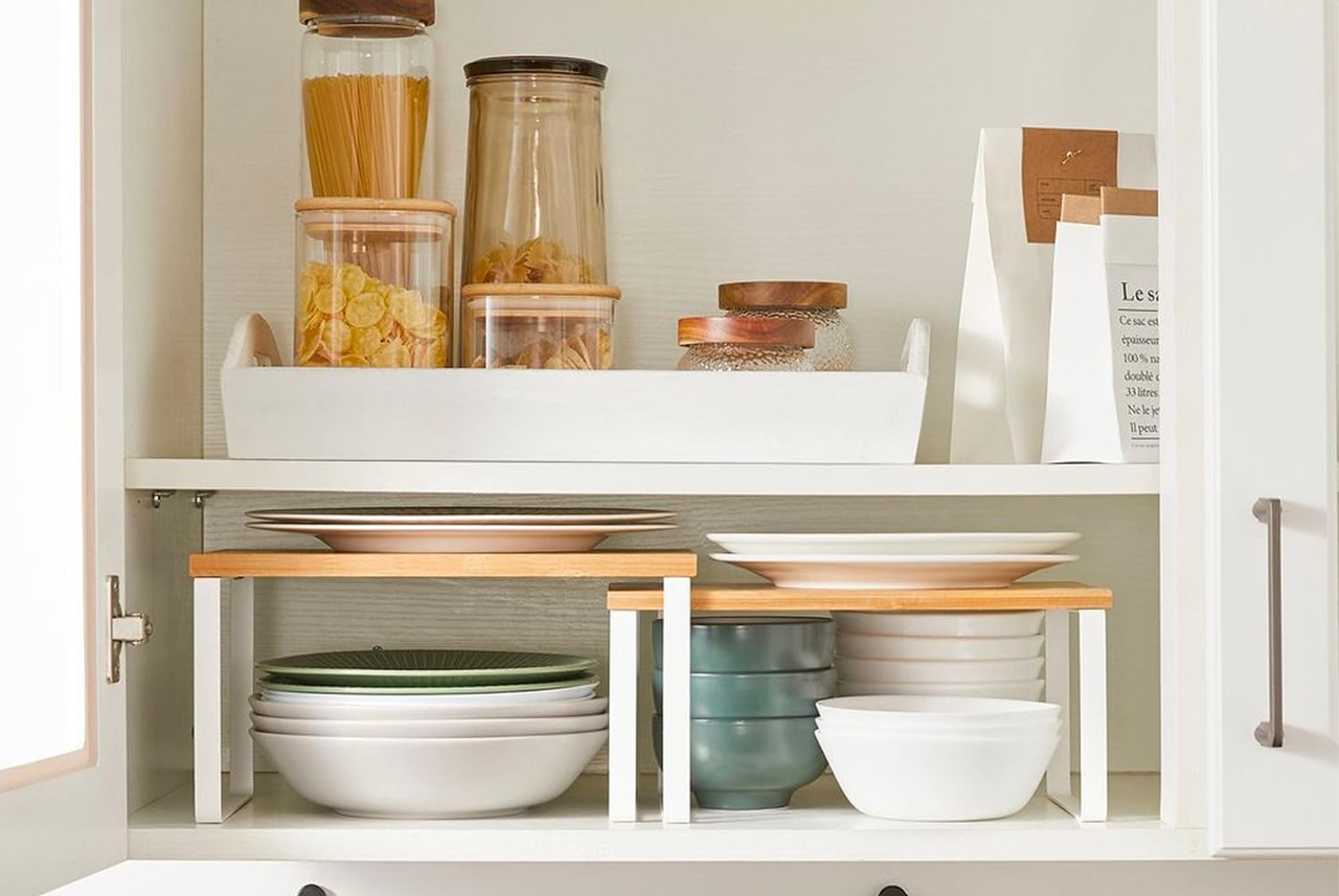 Mobile da cucina estiva con piatti e barattoli organizzati su mensole: soluzioni smart per una cucina ordinata e sostenibile.