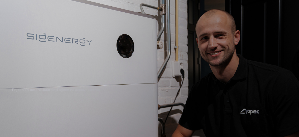Installateur van Apex bij energieopslagsysteem in technische ruimte