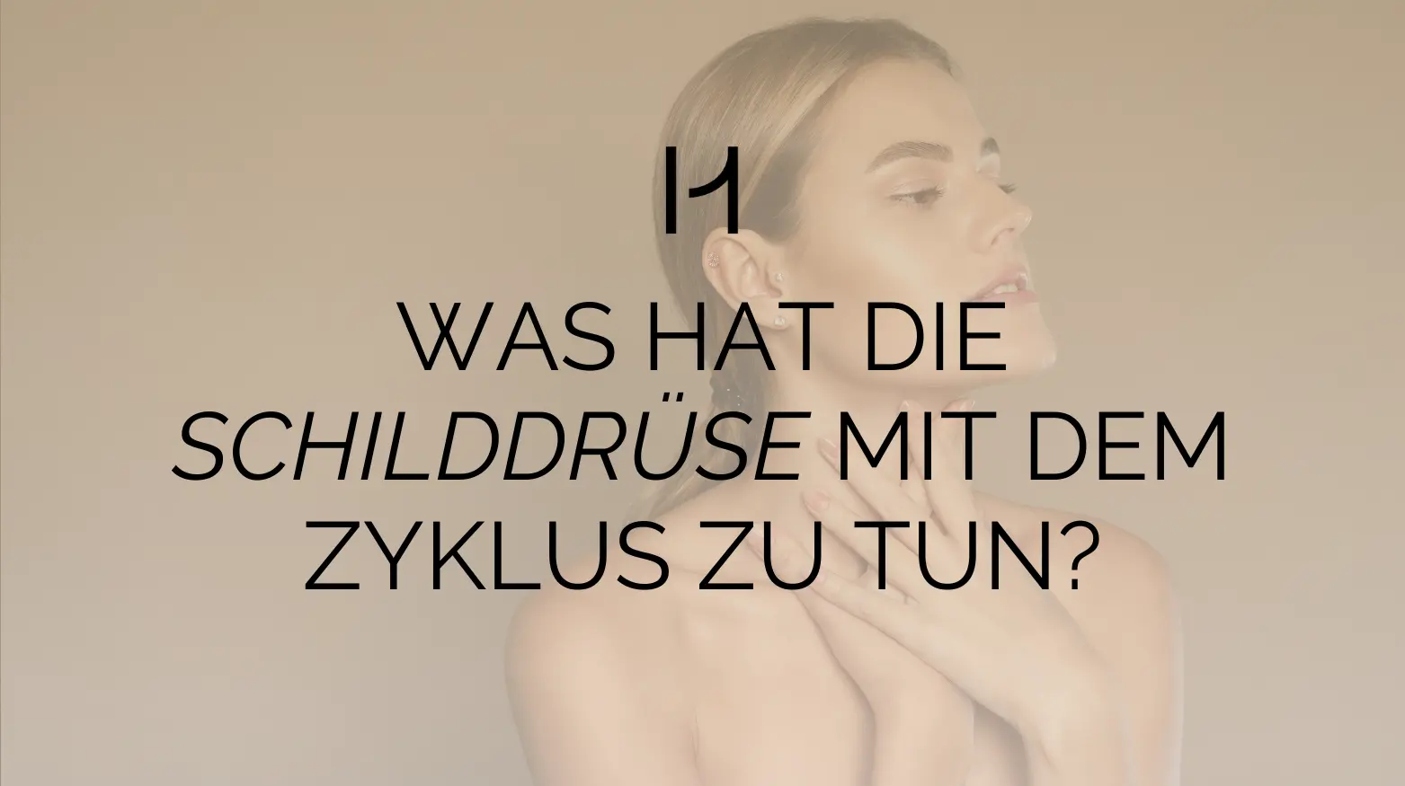 Frau berührt sanft ihre Schilddrüse, Frage: Was hat die Schilddrüse mit dem Zyklus zu tun?