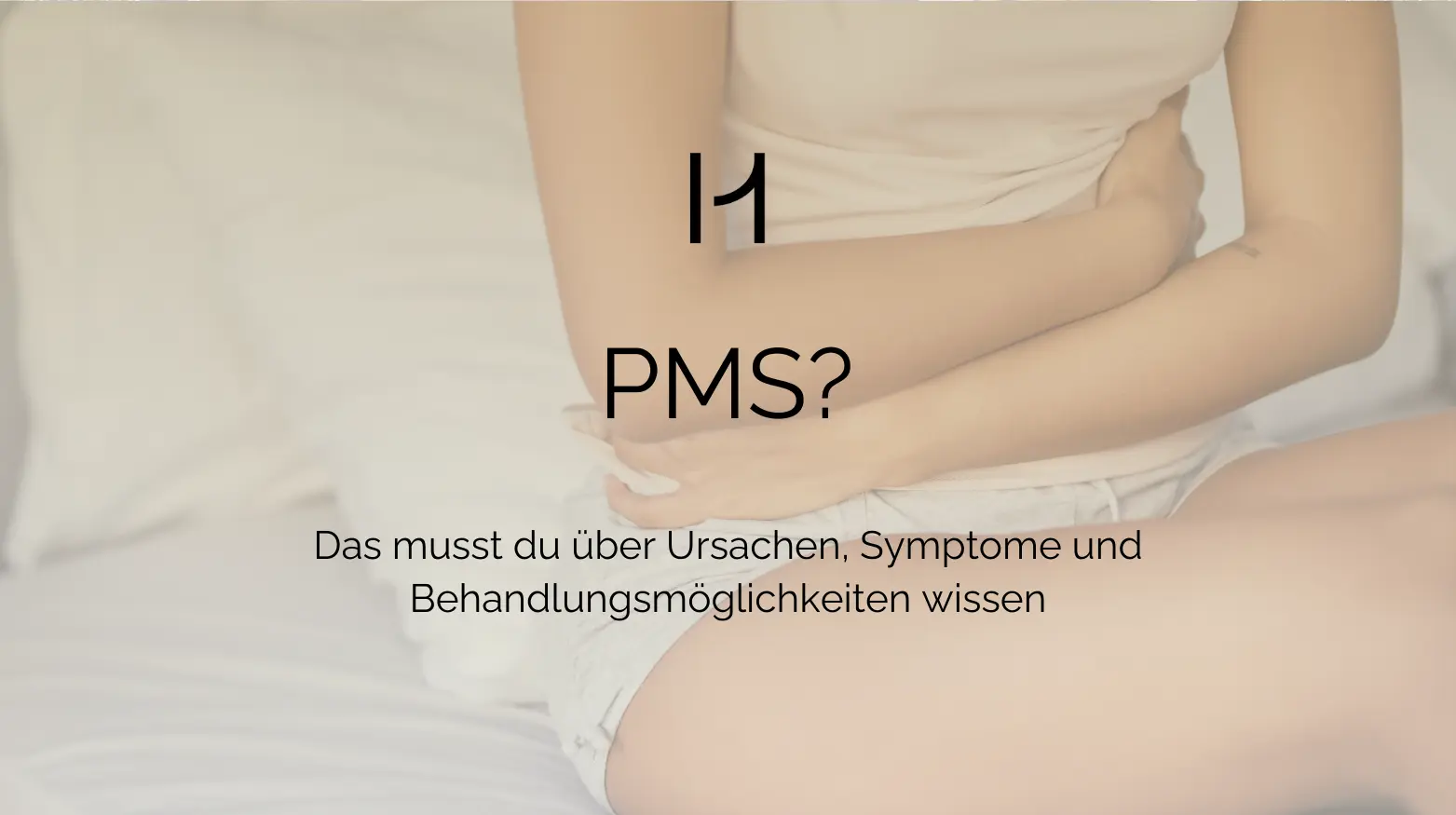 Eine Frau sitzt und hält sich den Bauch. Der Text lautet „PMS? Behandlung, Ursachen, Symptome“ auf Deutsch.