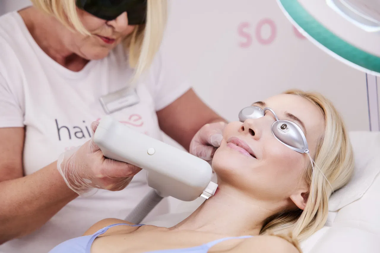 Haare an Kinn, Bauch oder Brust? PCOS & Hormone können schuld sein. Unsere Lösung: Haarentfernung plus hormonelle Unterstützung mit Hormonic®.