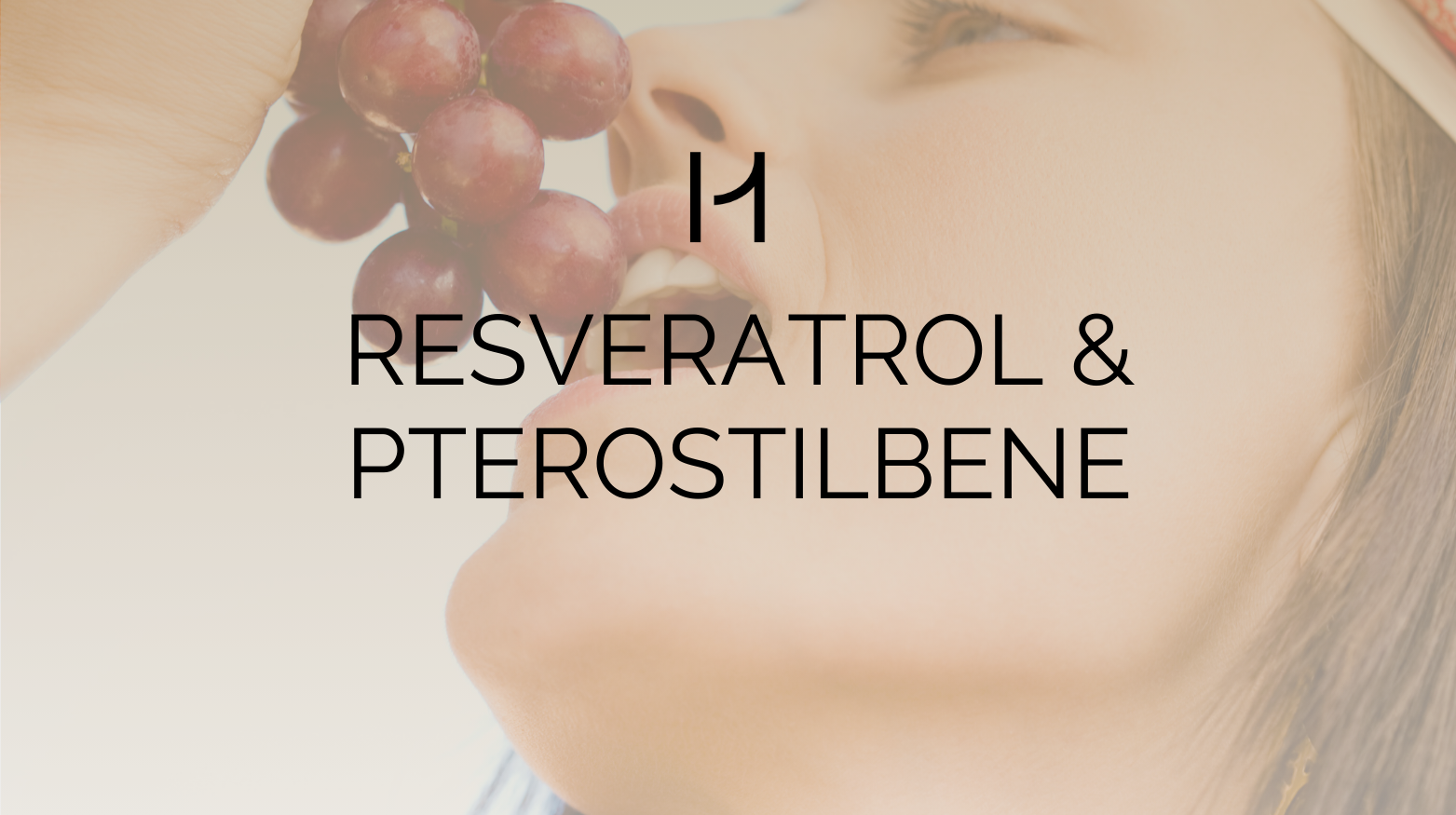 Nahaufnahme einer Person, die Weintrauben isst, mit dem Text „Resveratrol & Pterostilbene“ überlagert.