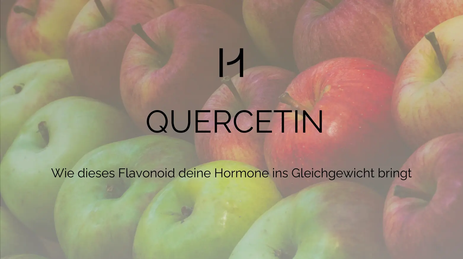 Eine Nahaufnahme von grünen und roten Äpfeln mit Text über Quercetin und seine hormonell ausgleichende Wirkung.