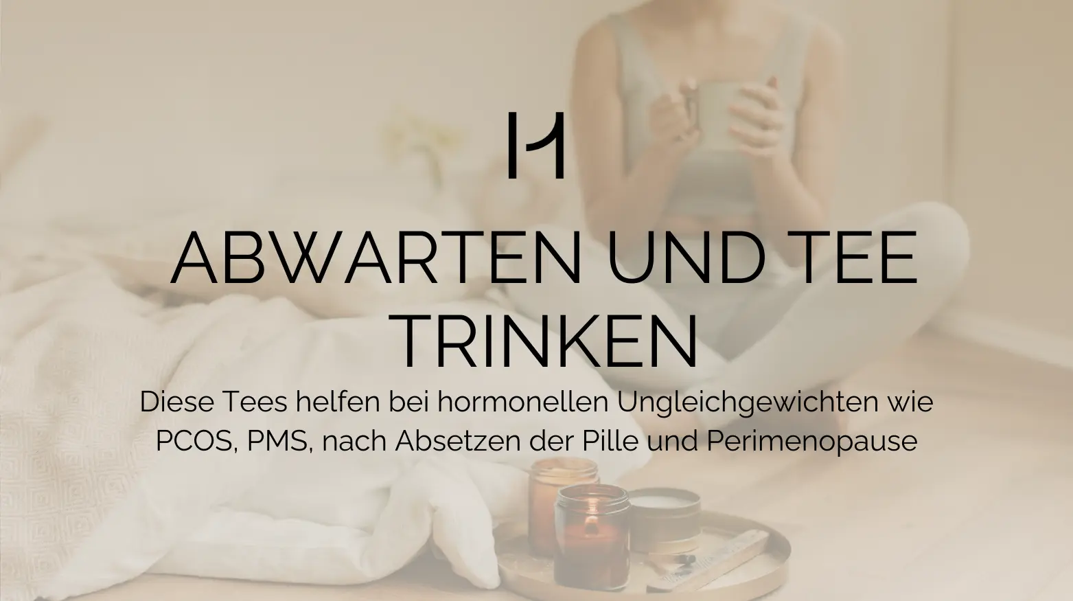 Eine Person sitzt mit einer Tasse, Teeartikel liegen auf dem Boden, ein deutscher Text über Tees für hormonelle Störungen.